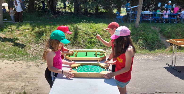 Enfants jouant aux jeux de société