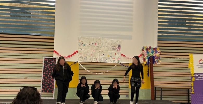 4 filles qui dansent sur scène