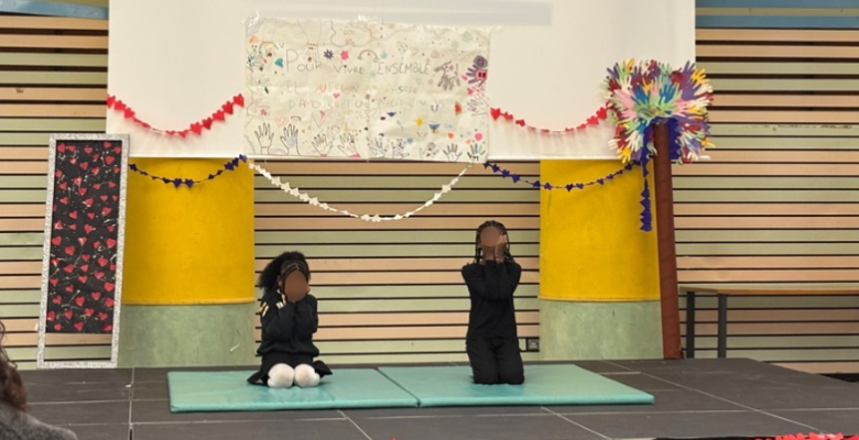 2 filles qui dansent sur scène