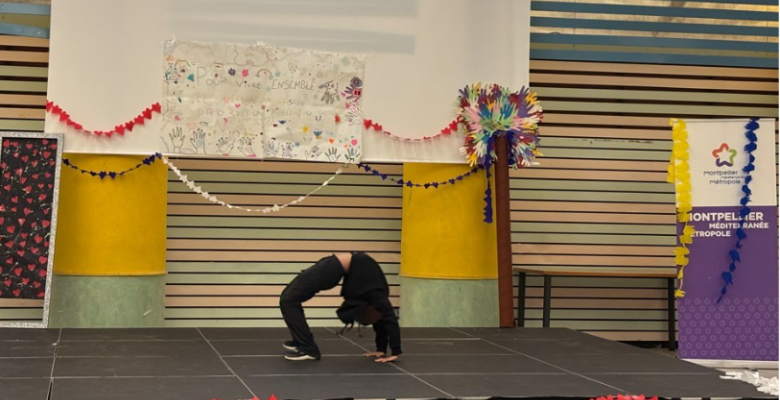 fille qui fait le pont sur scène