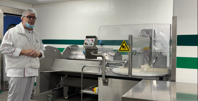 Photo du personnel qui présente la cuisine