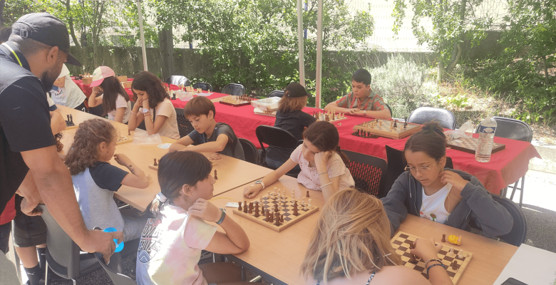 Photo d'enfants jouant à des jeux