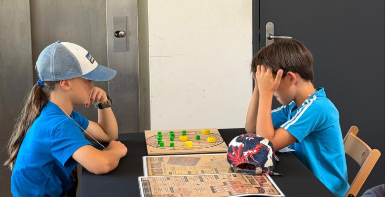 Photo d'enfants jouant à des jeux