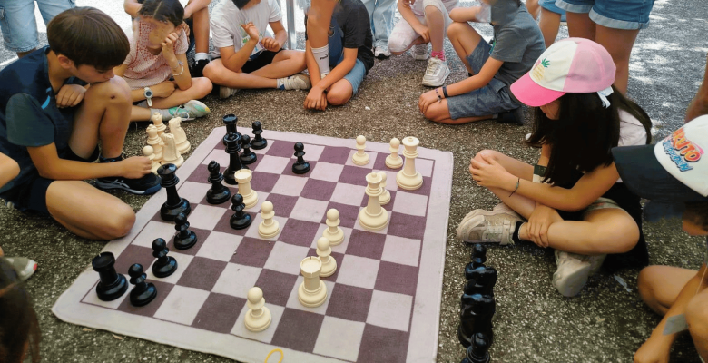 Photo d'enfant faisant un tournoi d'échecs