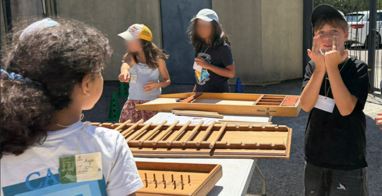 Photo d'enfants jouant à des jeux