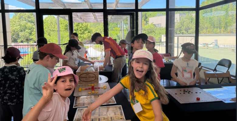 Photo d'enfants jouant à des jeux