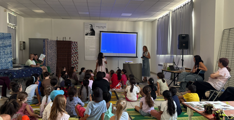 Photo d'enfants assis au sol