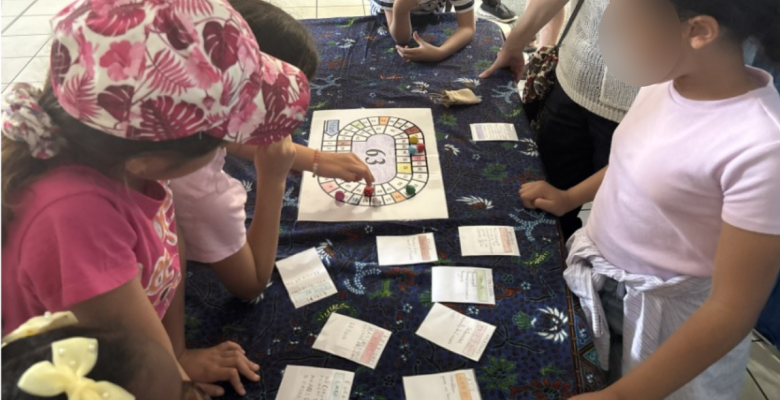 Photo d'enfants jouant à un jeu