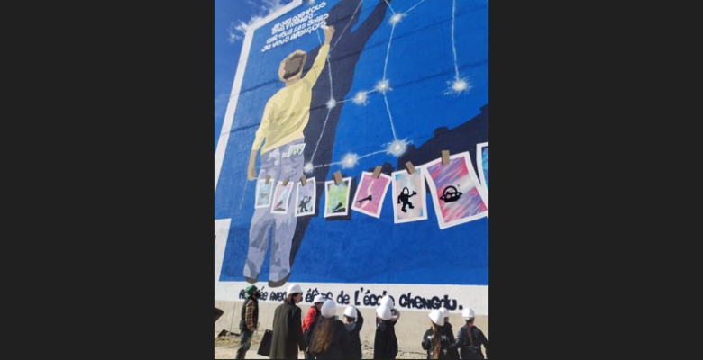 Les élèves de l’école Chengdu entre étoiles et créativité : rencontre artistique avec l’artiste Prooz pour embellir le quartier 