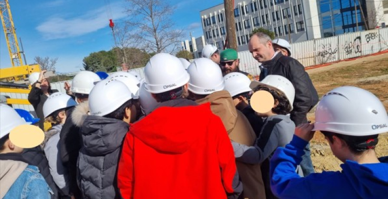 Les élèves de l’école Chengdu entre étoiles et créativité : rencontre artistique avec l’artiste Prooz pour embellir le quartier 
