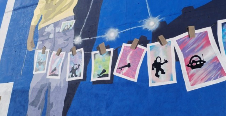 Les élèves de l’école Chengdu entre étoiles et créativité : rencontre artistique avec l’artiste Prooz pour embellir le quartier 