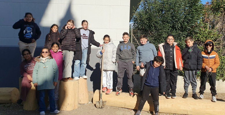 Un parvis à hauteur d’enfant  : les CM1-CM2 réinventent leur rue !  