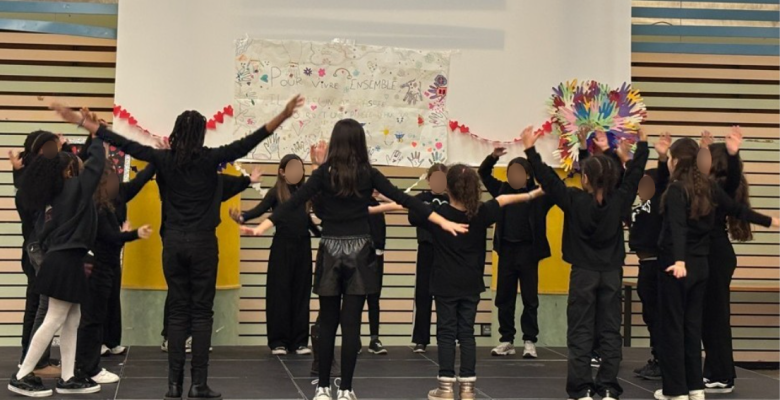 Groupe d'enfants qui dansent sur scène