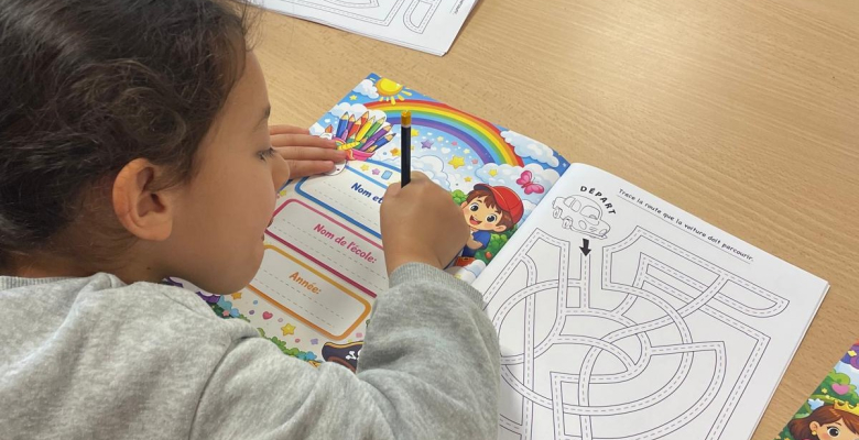 Photos d'enfants travaillant sur le cahier d'activité