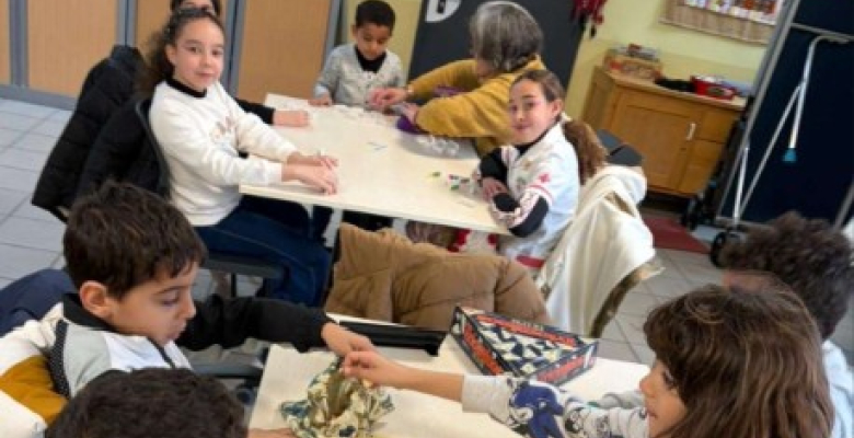 enfants et adhérents du club en train de jouer ensemble