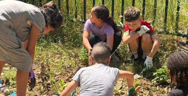 enfants jardinant