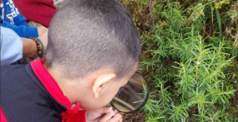 enfant observant avec loupe