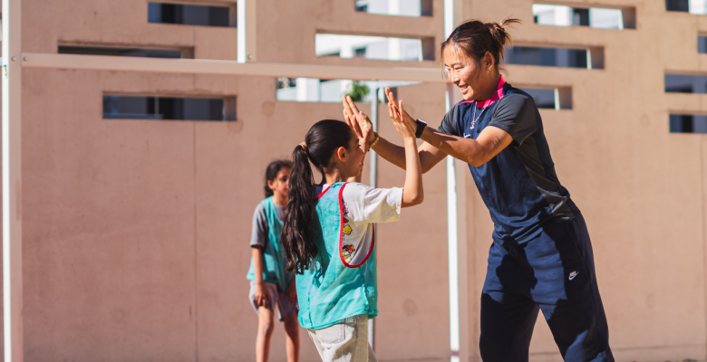 photo d'une fille avec une joueuse de foot