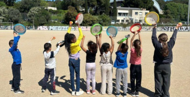 enfants en ligne tenant leur tambourin