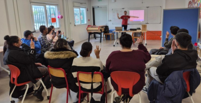 formation à la LSF des équipes d'animation de Malet