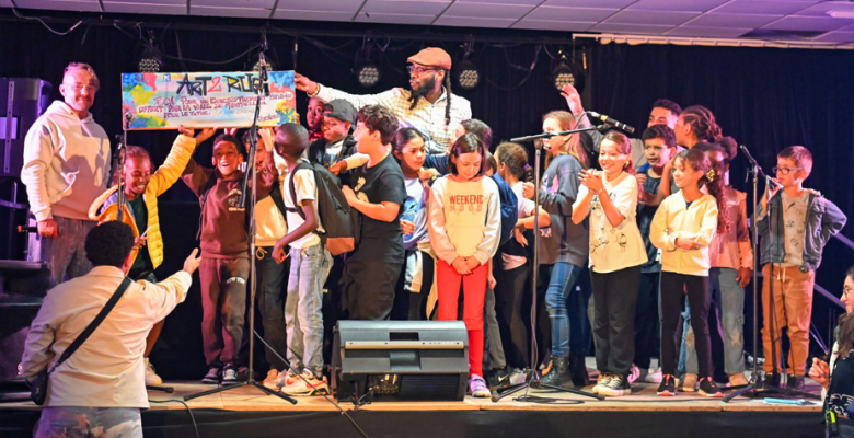 Les enfants montent sur scènes pour récupérer la récompense