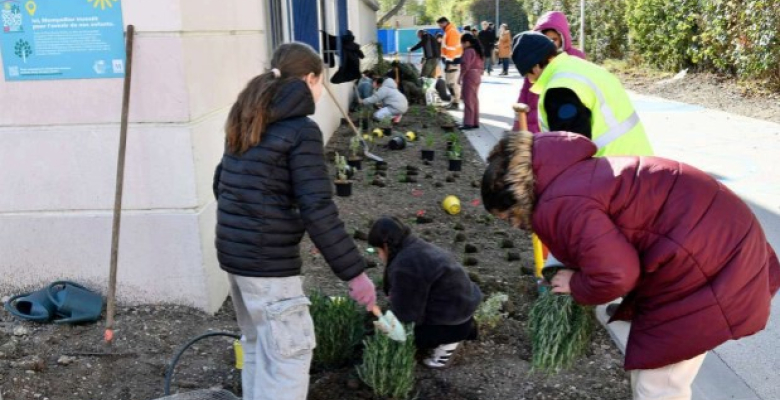 Plantations des rues Cherchell et J. Vachet par les élèves des écoles Diderot et Cocteau - Crédit: Cécile Marson / Montpellier Ville et Métropole