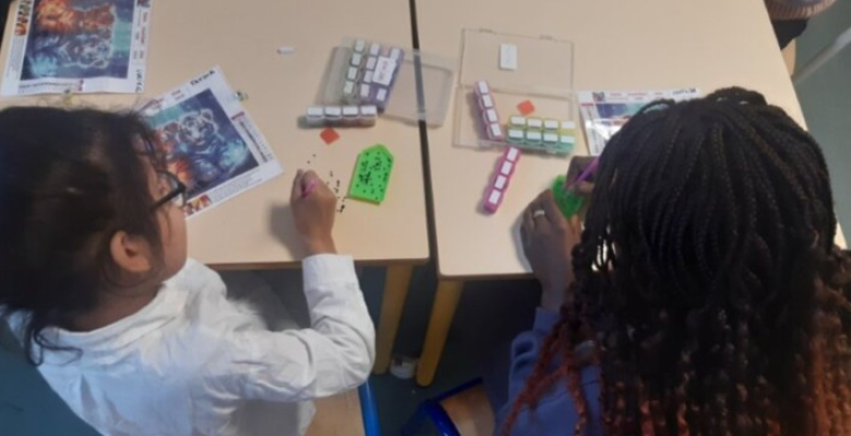  Une activité créative pour les CM1 et CM2 de Ronsard : la peinture diamant  