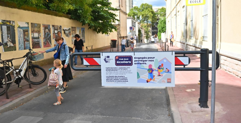 La rue de Tarragone devient une rue aux écoliers pour protéger les déplacements des élèves de l'école Florian - © L. Séverac