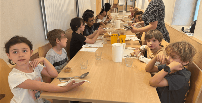 Photo des enfants à table