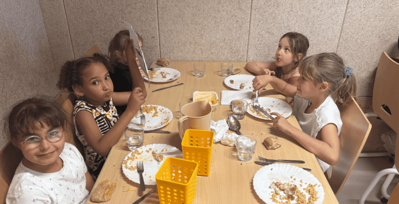 Photo d'enfant à table