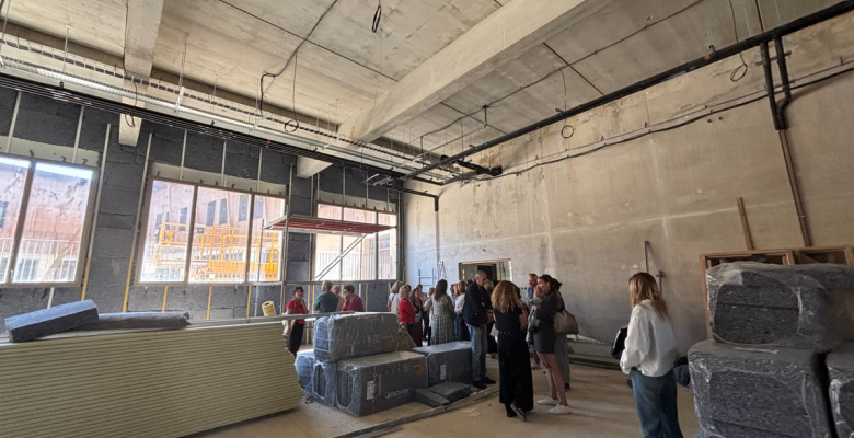 Photo de personnes en visite dans l'école en construction