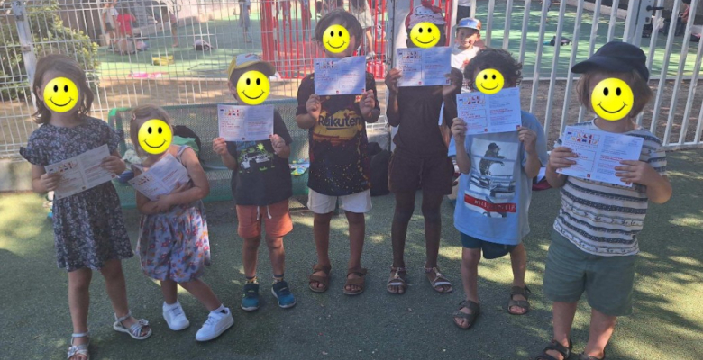 enfants montrant leur invitation