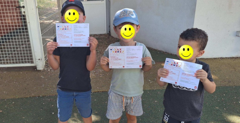 enfants montrant leur invitation