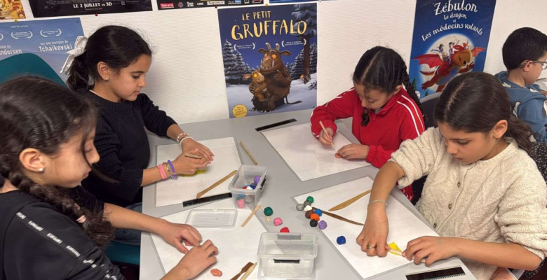 enfants en train de dessiner