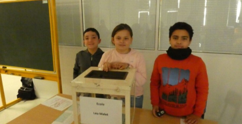 élèves qui aide pour le vote