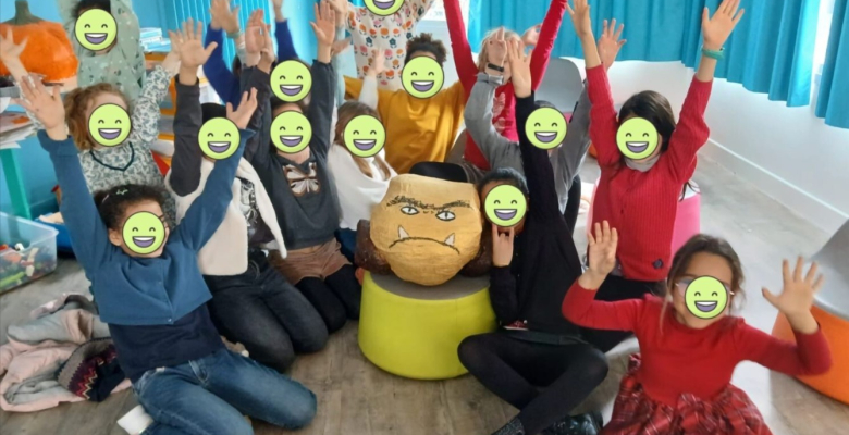 enfants avec mascotte