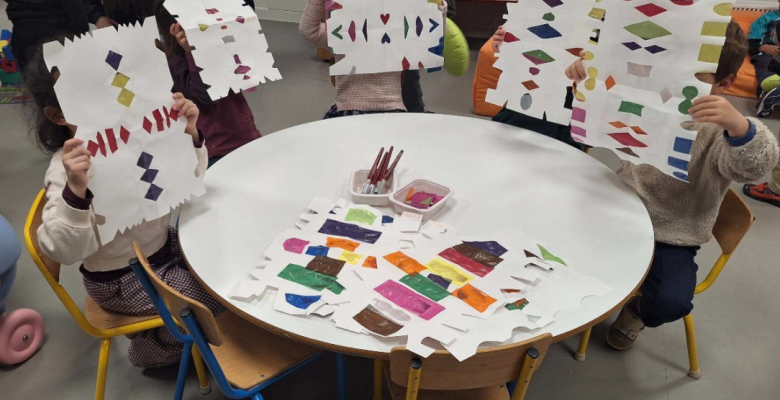 enfants montrant leurs oeuvres