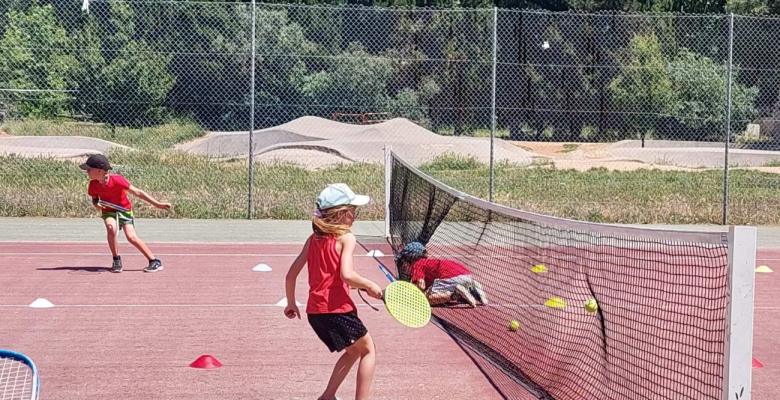 enfant jouant au tennis