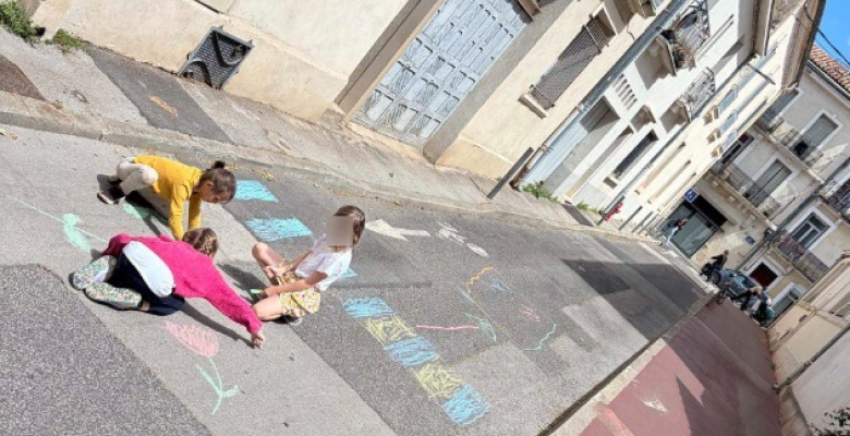 enfants dessinant sur la chaussée