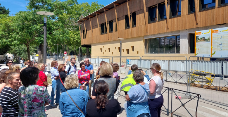 Groupe devant la future école