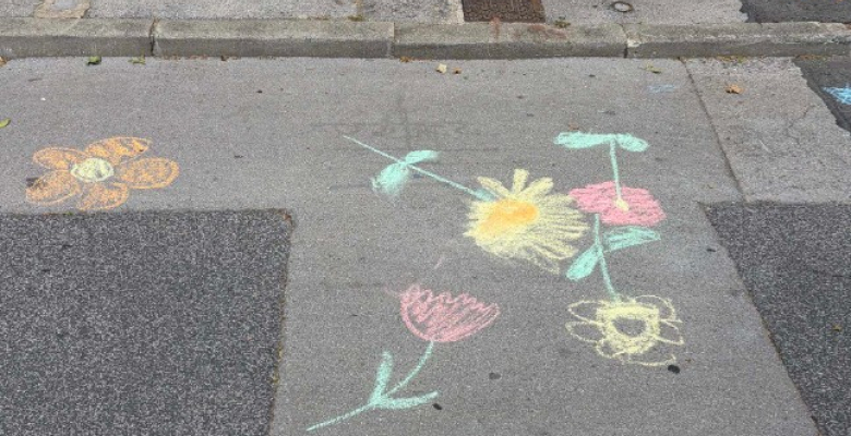 dessins de fleurs sur la chaussée